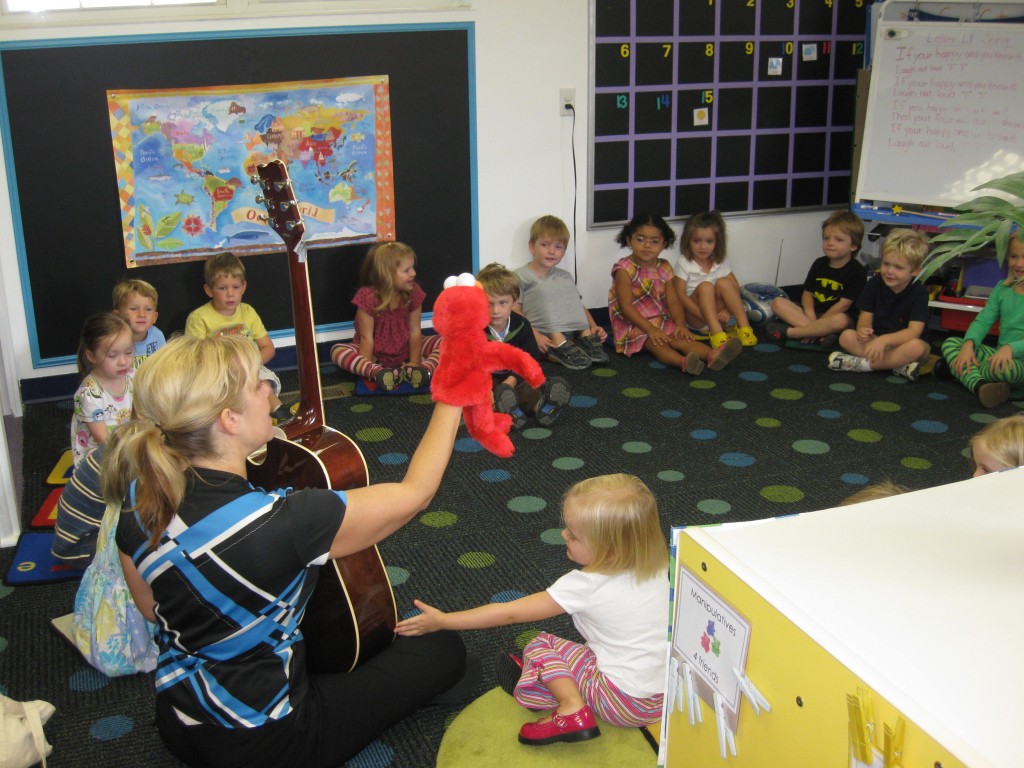 Elmo teaches us the different parts of the guitar